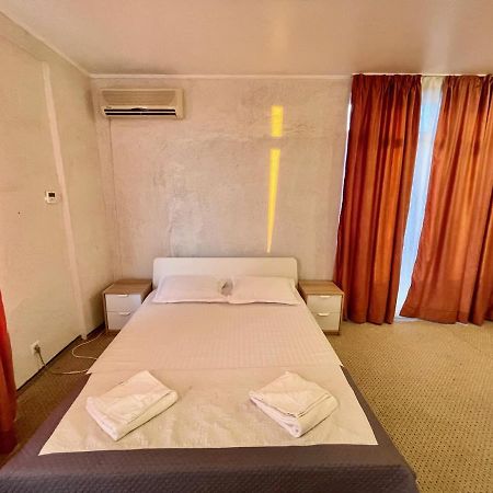 Hotel Mon Caprice Букурещ Екстериор снимка