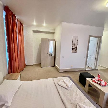 Hotel Mon Caprice Букурещ Екстериор снимка