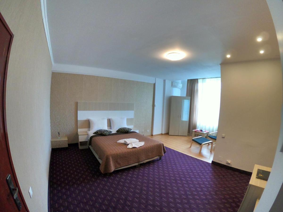 Hotel Mon Caprice Букурещ Екстериор снимка