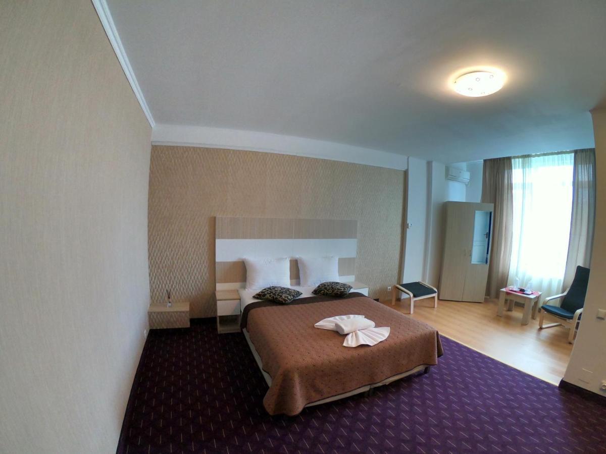 Hotel Mon Caprice Букурещ Екстериор снимка