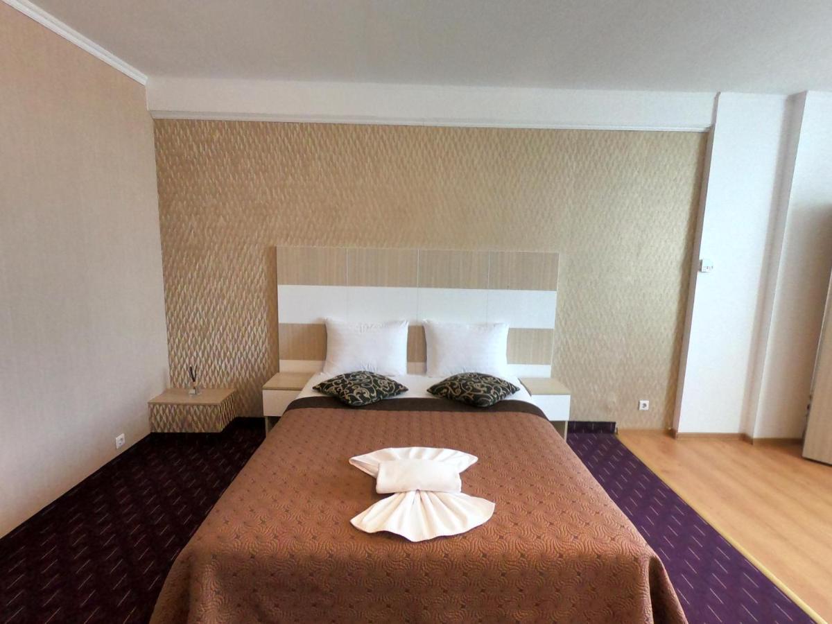 Hotel Mon Caprice Букурещ Екстериор снимка