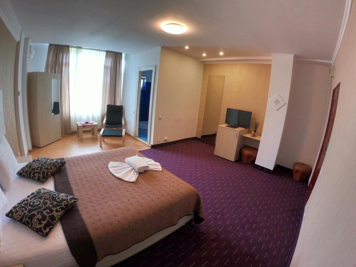 Hotel Mon Caprice Букурещ Екстериор снимка