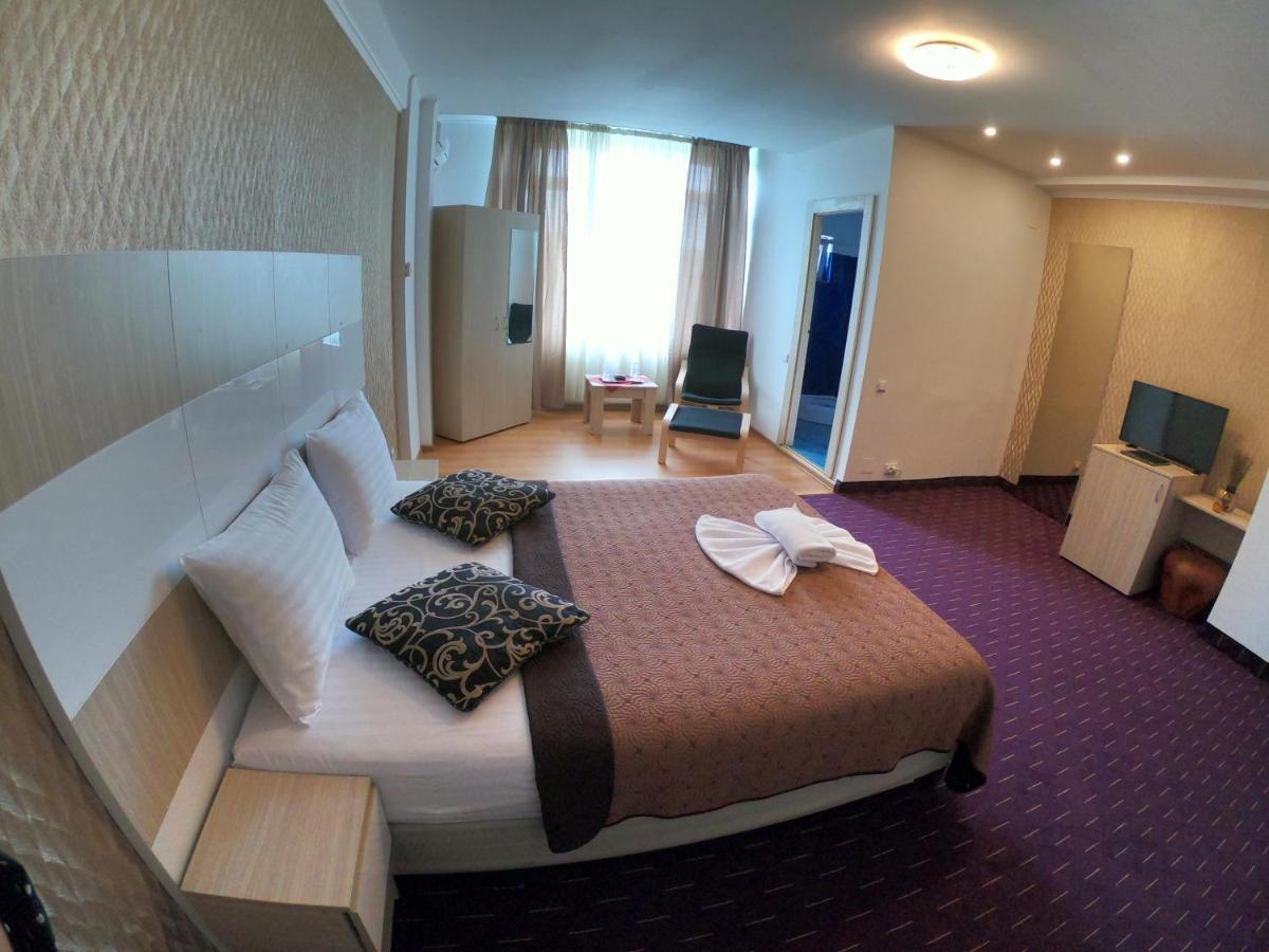 Hotel Mon Caprice Букурещ Екстериор снимка