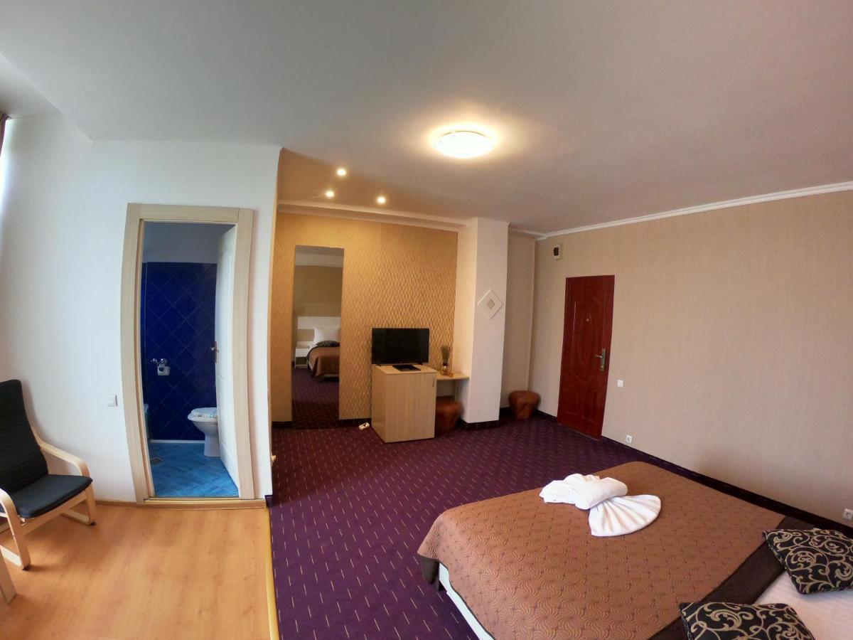 Hotel Mon Caprice Букурещ Екстериор снимка