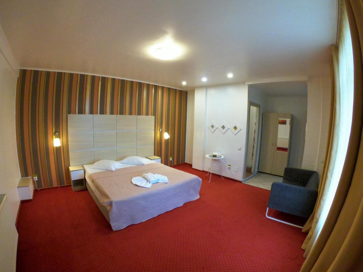 Hotel Mon Caprice Букурещ Екстериор снимка
