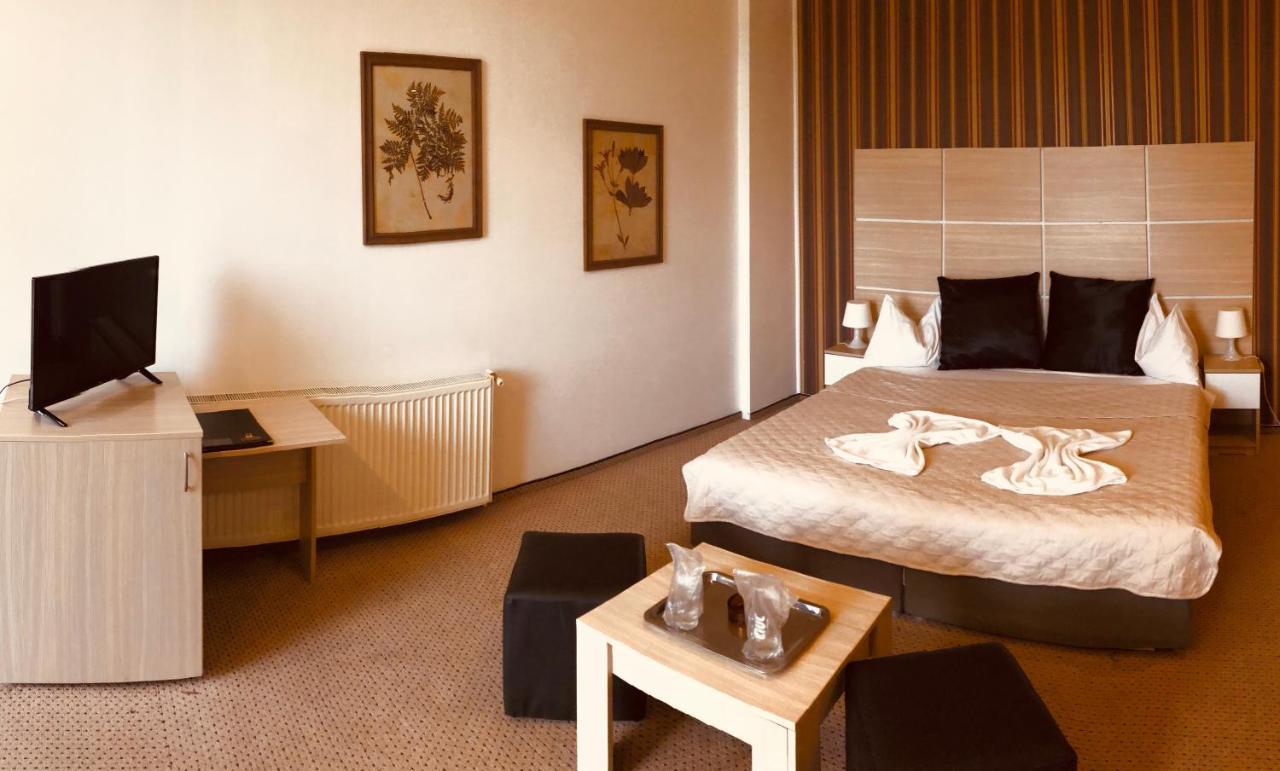 Hotel Mon Caprice Букурещ Екстериор снимка