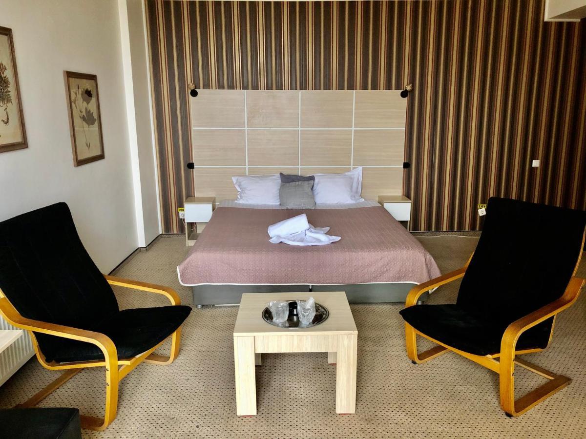 Hotel Mon Caprice Букурещ Екстериор снимка