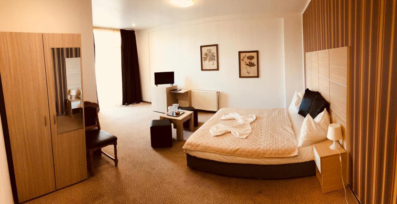 Hotel Mon Caprice Букурещ Екстериор снимка