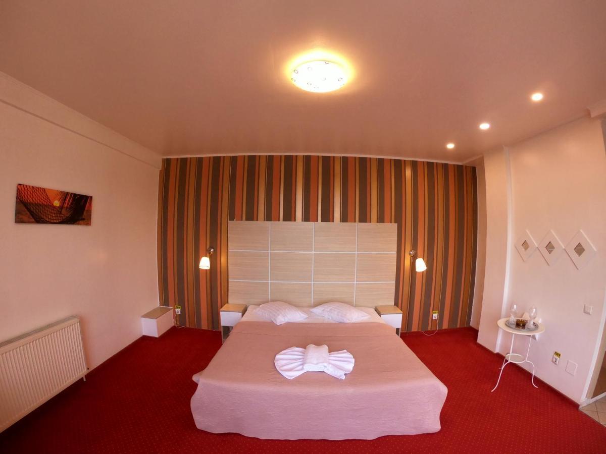 Hotel Mon Caprice Букурещ Екстериор снимка