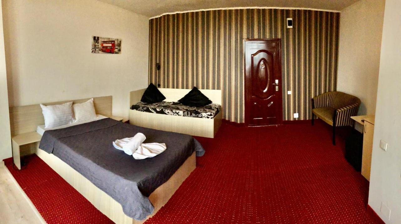 Hotel Mon Caprice Букурещ Екстериор снимка