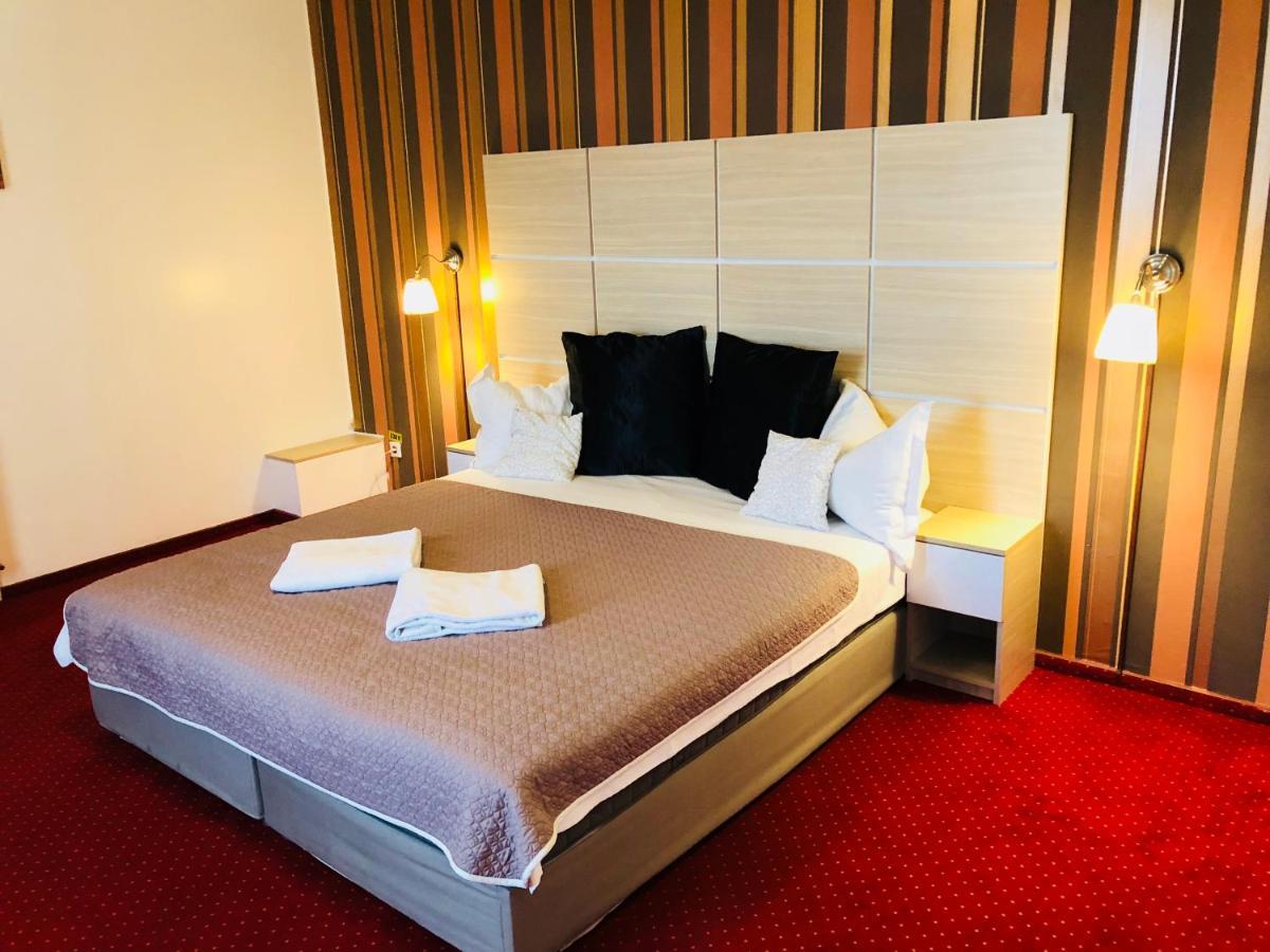 Hotel Mon Caprice Букурещ Екстериор снимка