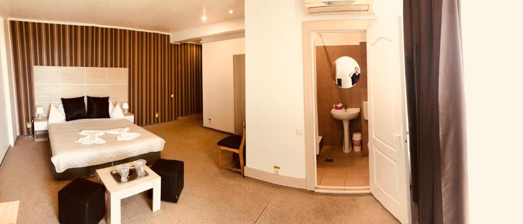 Hotel Mon Caprice Букурещ Екстериор снимка