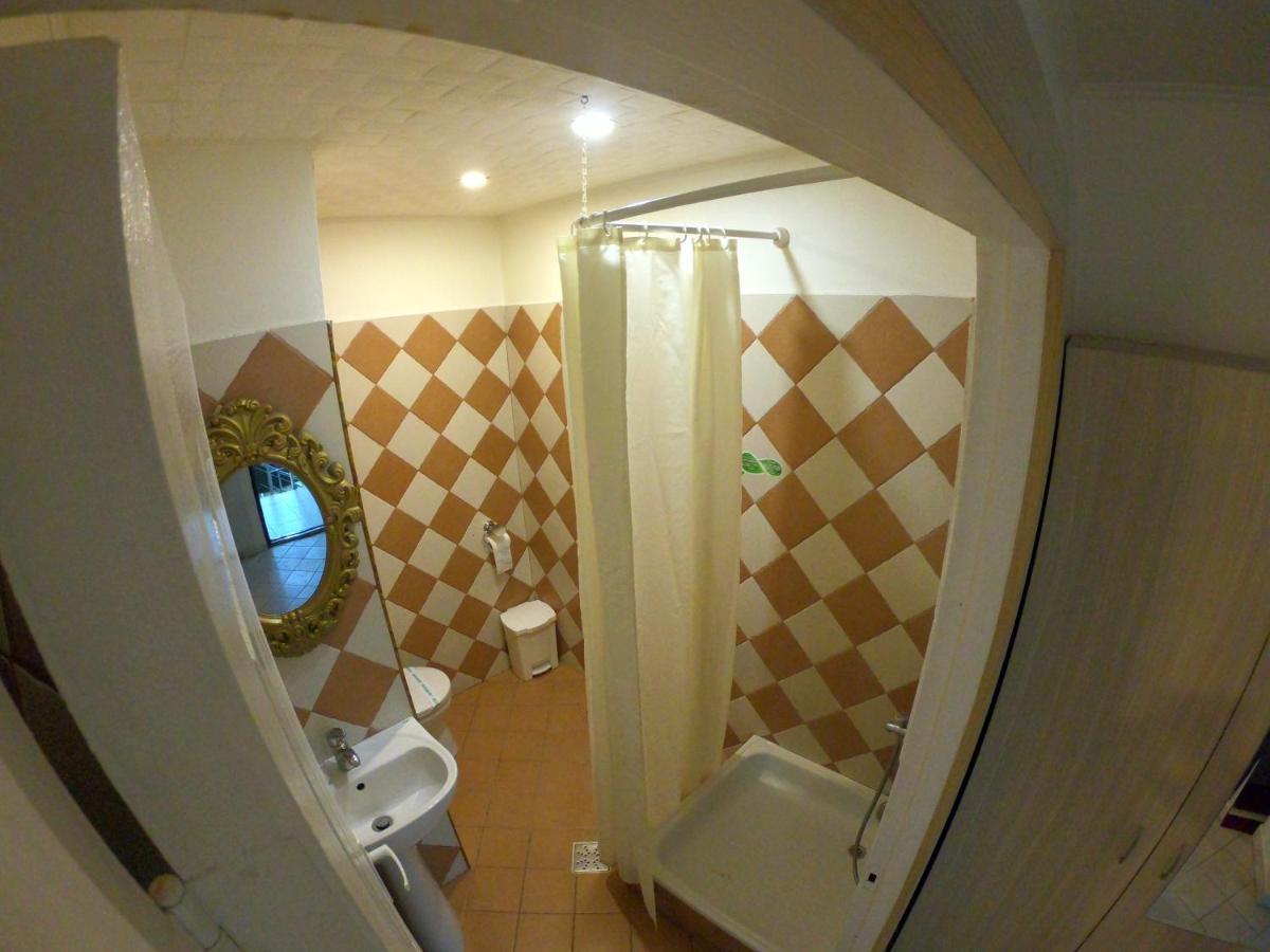 Hotel Mon Caprice Букурещ Екстериор снимка
