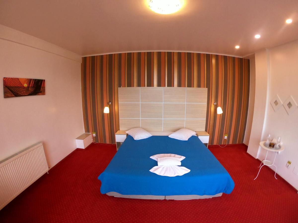 Hotel Mon Caprice Букурещ Екстериор снимка