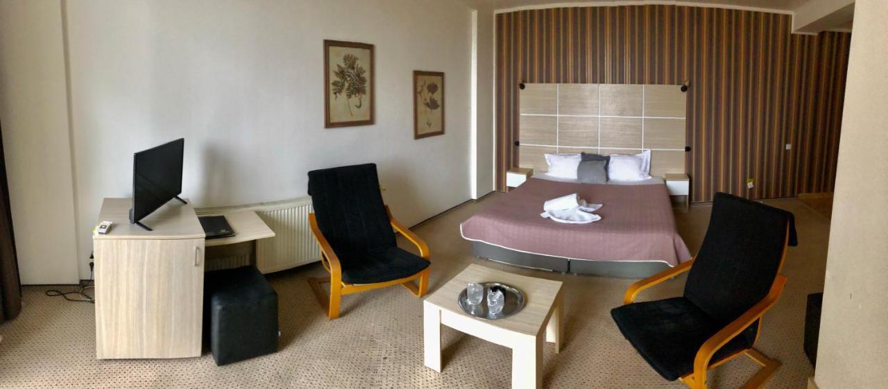 Hotel Mon Caprice Букурещ Екстериор снимка