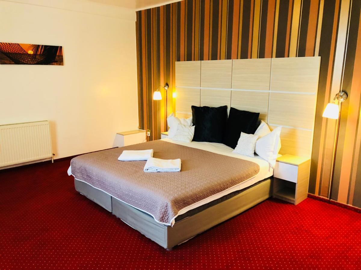 Hotel Mon Caprice Букурещ Екстериор снимка