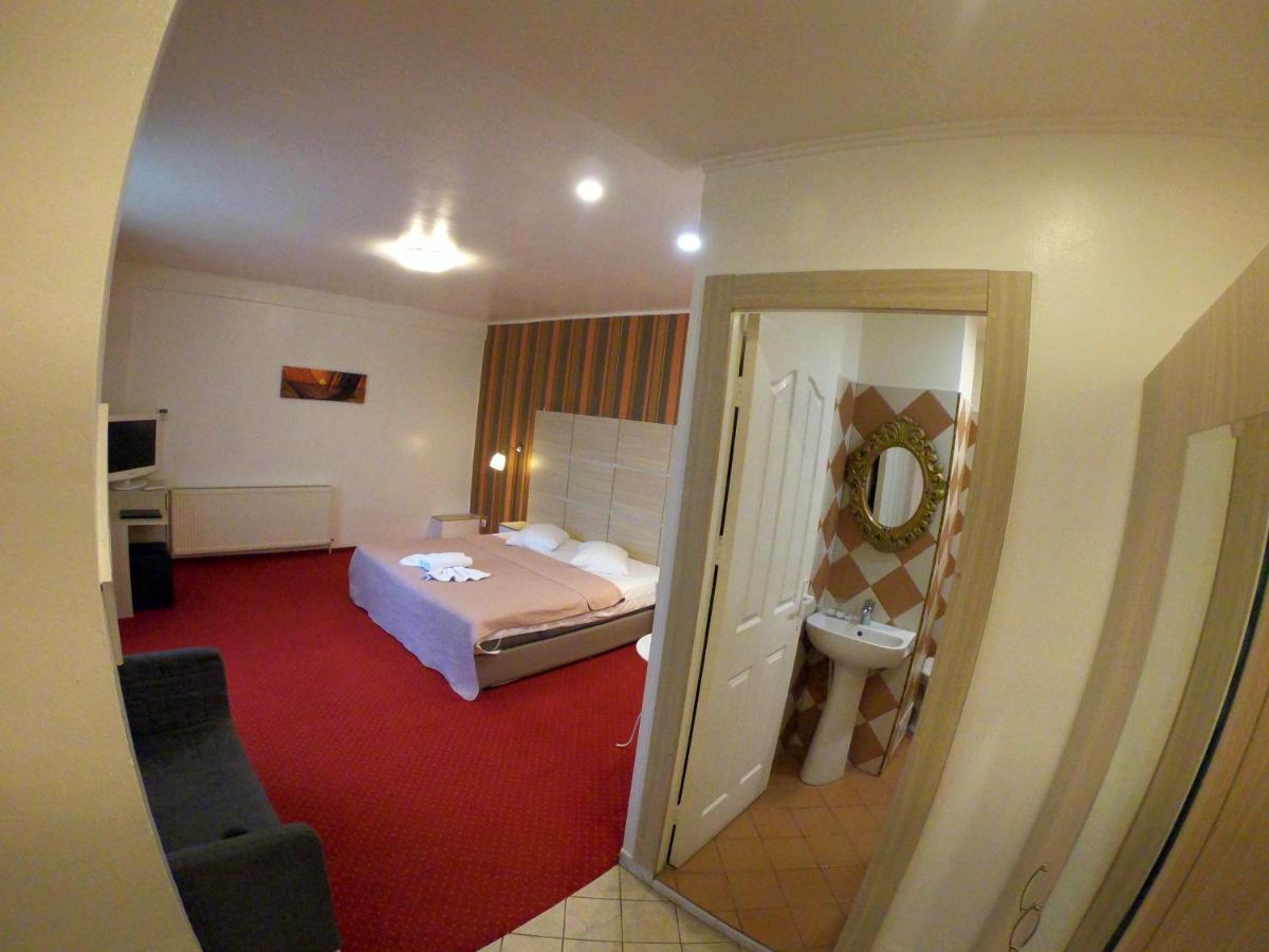 Hotel Mon Caprice Букурещ Екстериор снимка