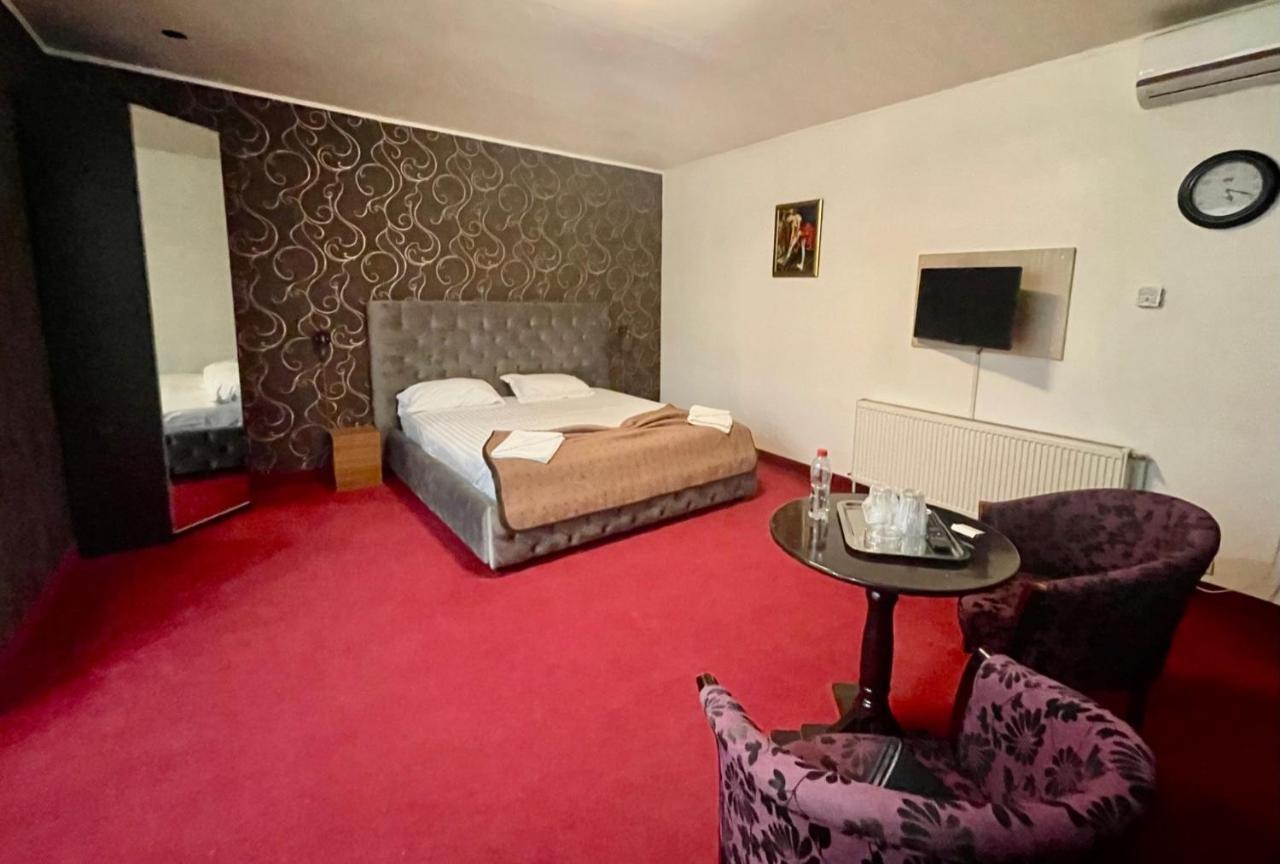 Hotel Mon Caprice Букурещ Екстериор снимка