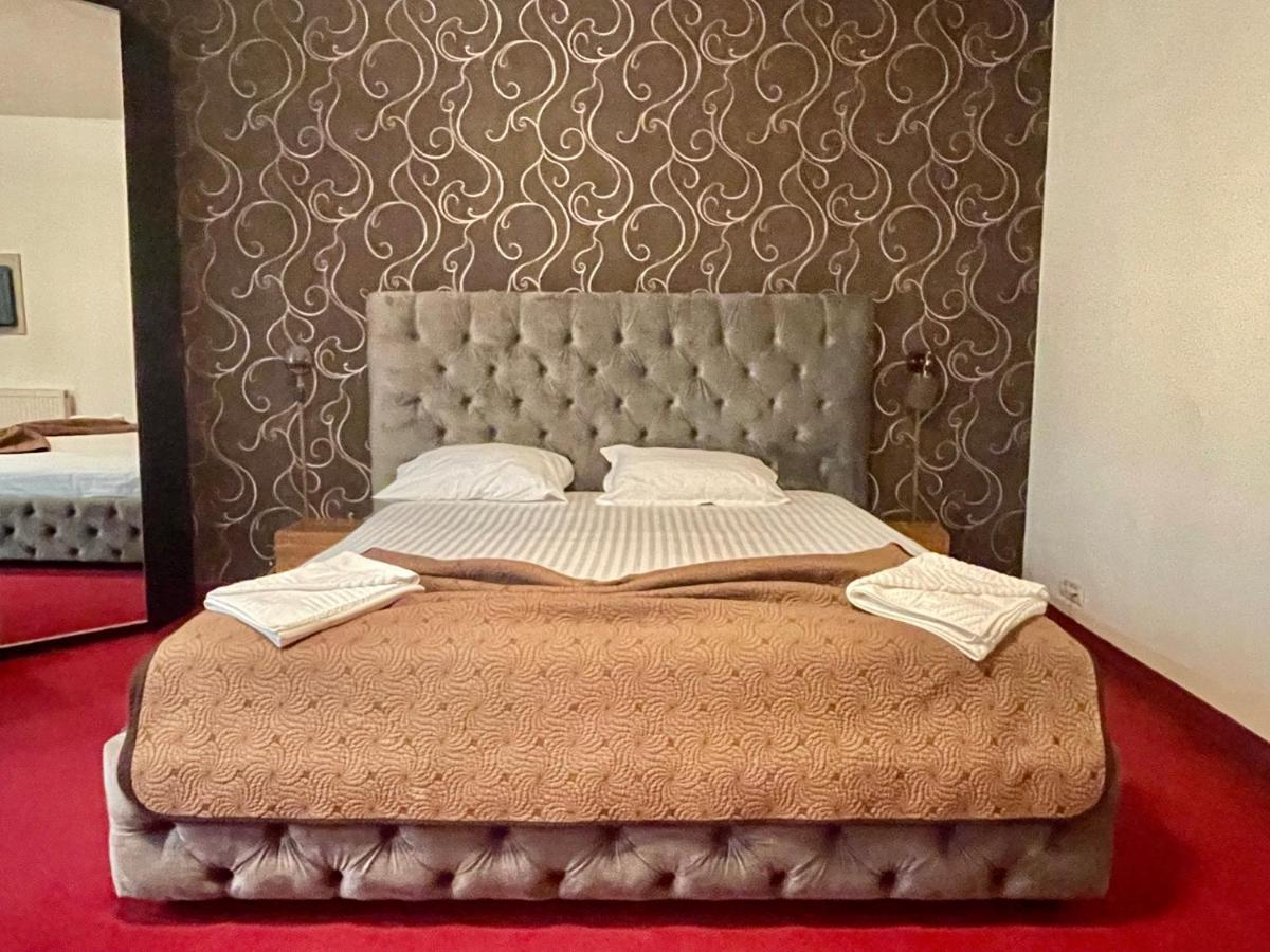 Hotel Mon Caprice Букурещ Екстериор снимка