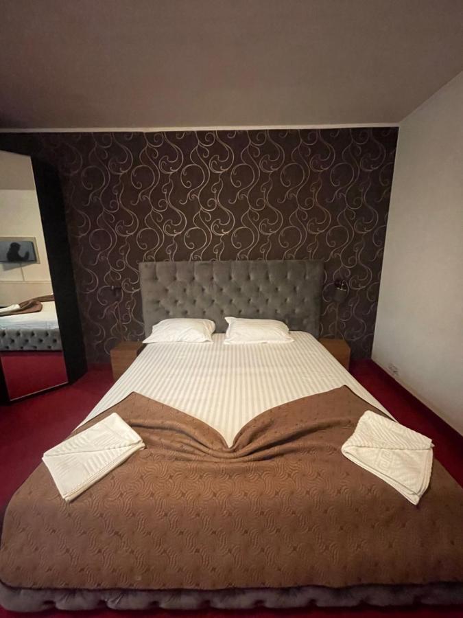 Hotel Mon Caprice Букурещ Екстериор снимка
