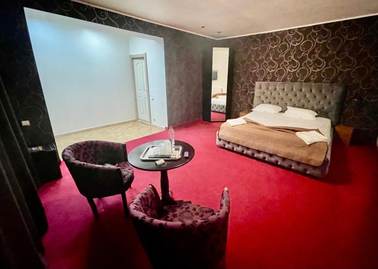 Hotel Mon Caprice Букурещ Екстериор снимка