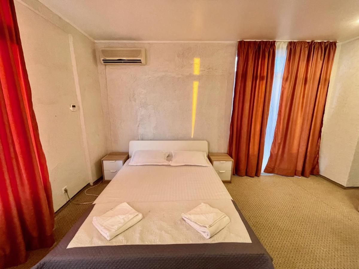 Hotel Mon Caprice Букурещ Екстериор снимка