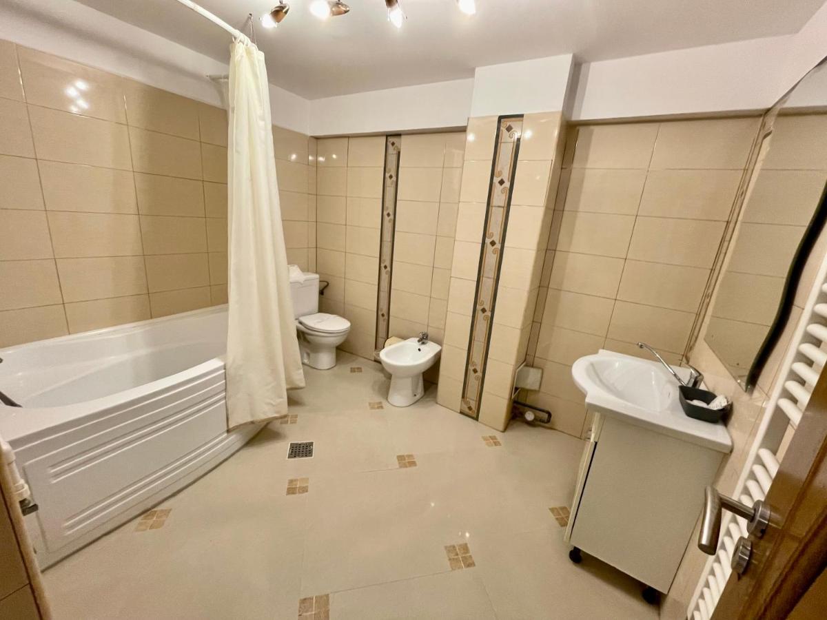 Hotel Mon Caprice Букурещ Екстериор снимка