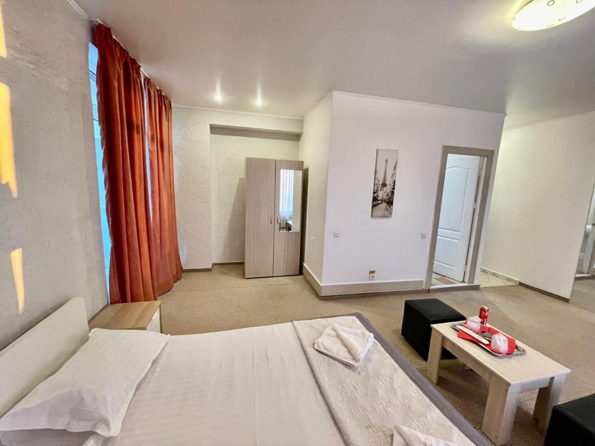 Hotel Mon Caprice Букурещ Екстериор снимка