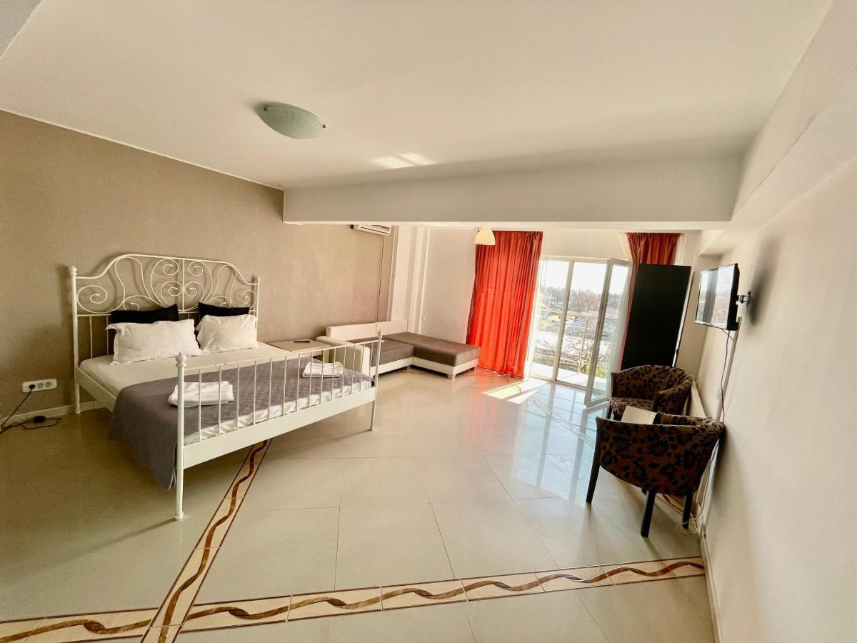 Hotel Mon Caprice Букурещ Екстериор снимка