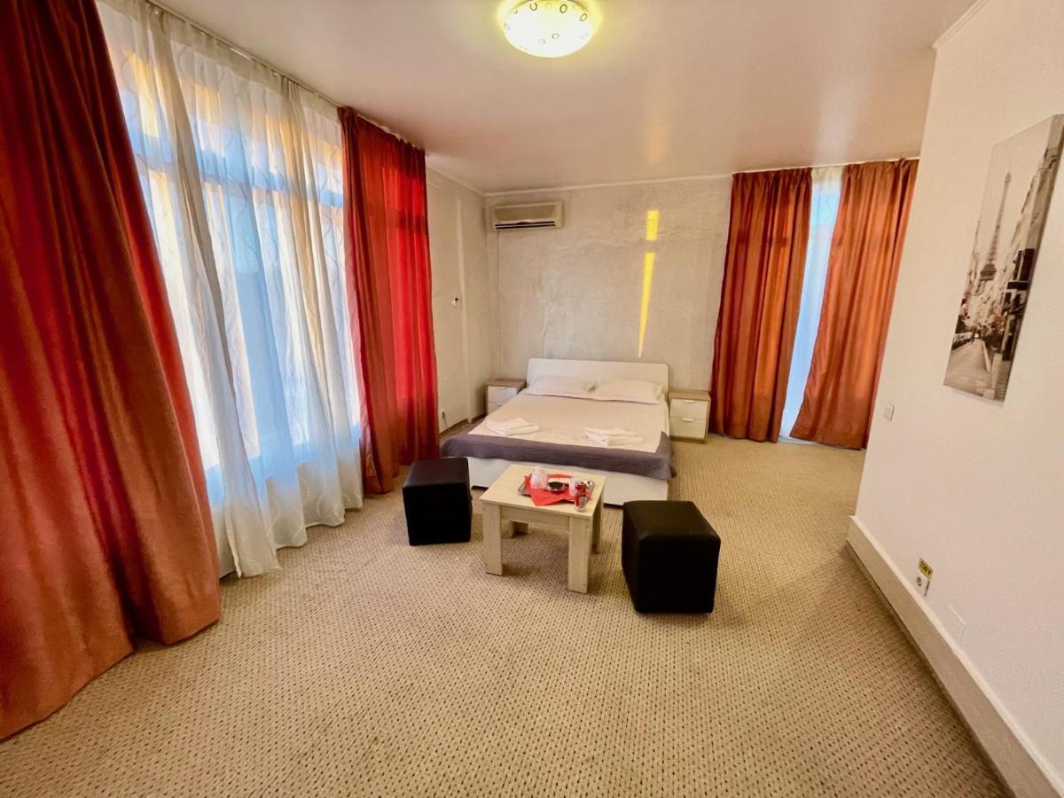 Hotel Mon Caprice Букурещ Екстериор снимка