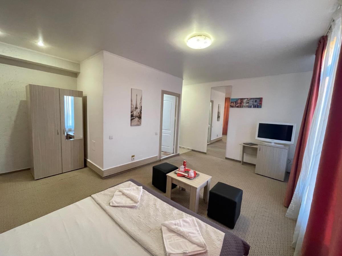 Hotel Mon Caprice Букурещ Екстериор снимка