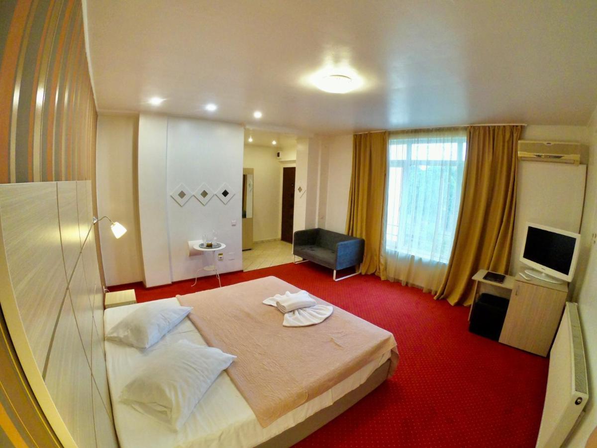 Hotel Mon Caprice Букурещ Екстериор снимка