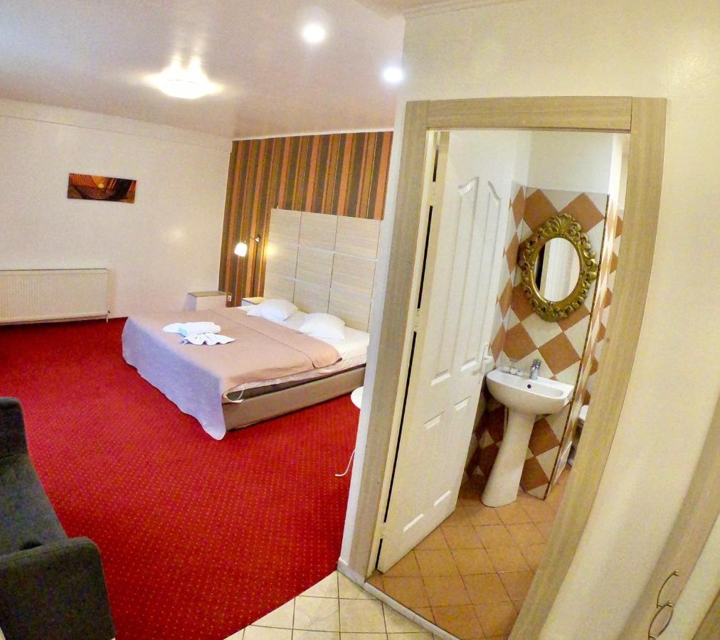 Hotel Mon Caprice Букурещ Екстериор снимка