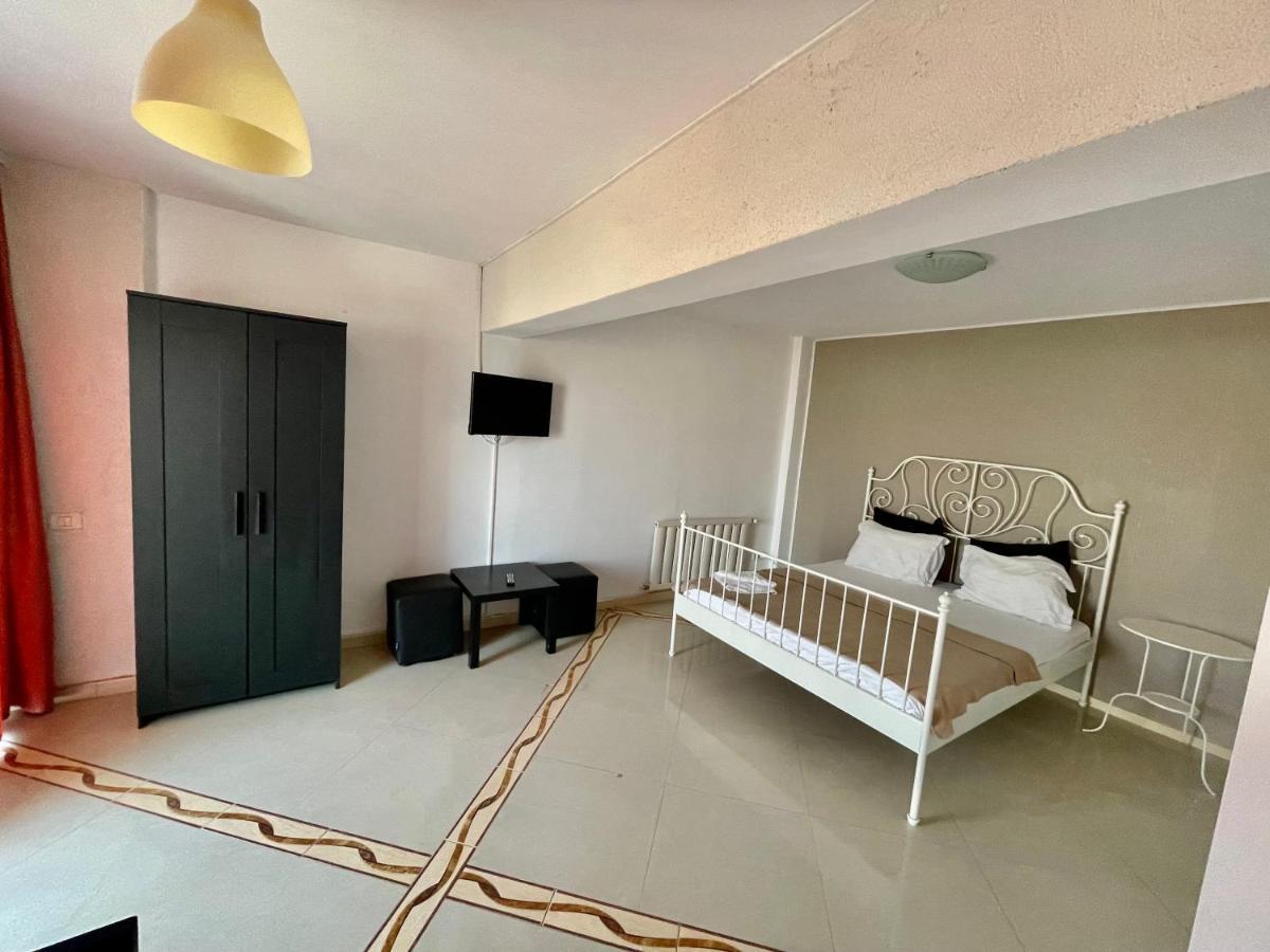 Hotel Mon Caprice Букурещ Екстериор снимка