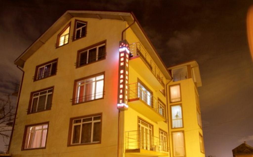 Hotel Mon Caprice Букурещ Екстериор снимка