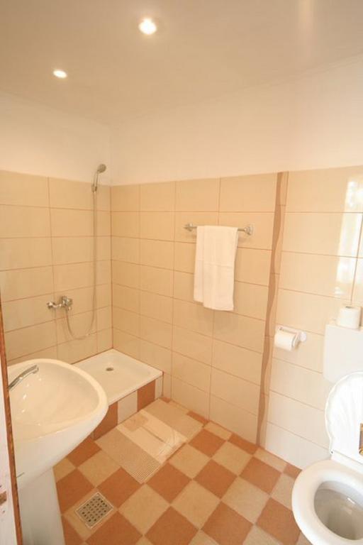 Hotel Mon Caprice Букурещ Екстериор снимка