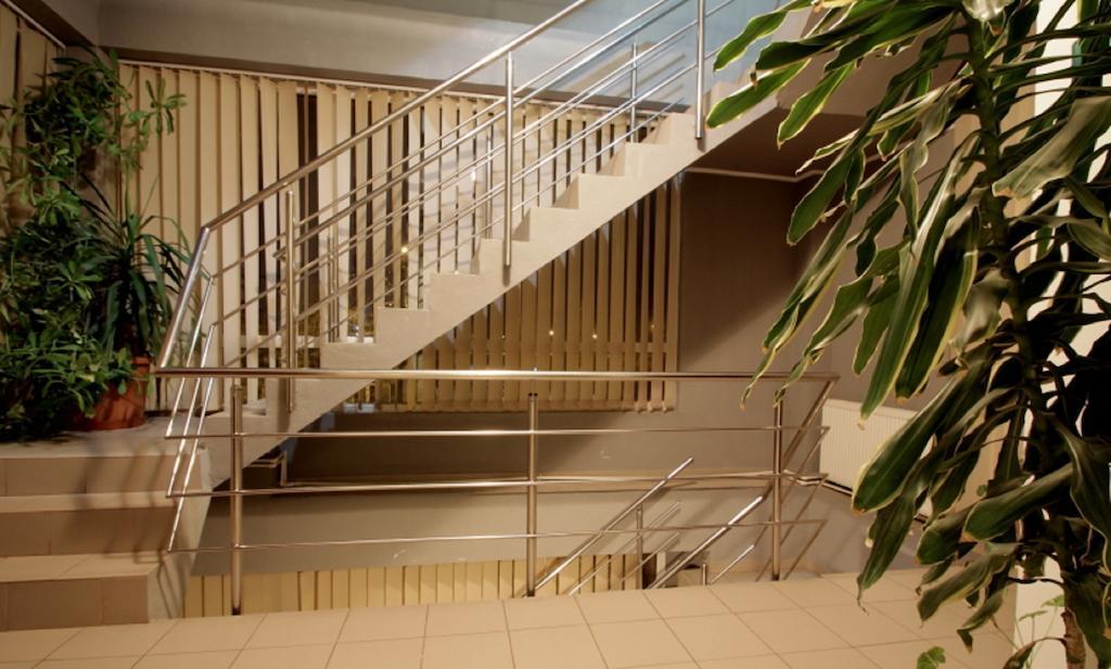 Hotel Mon Caprice Букурещ Екстериор снимка