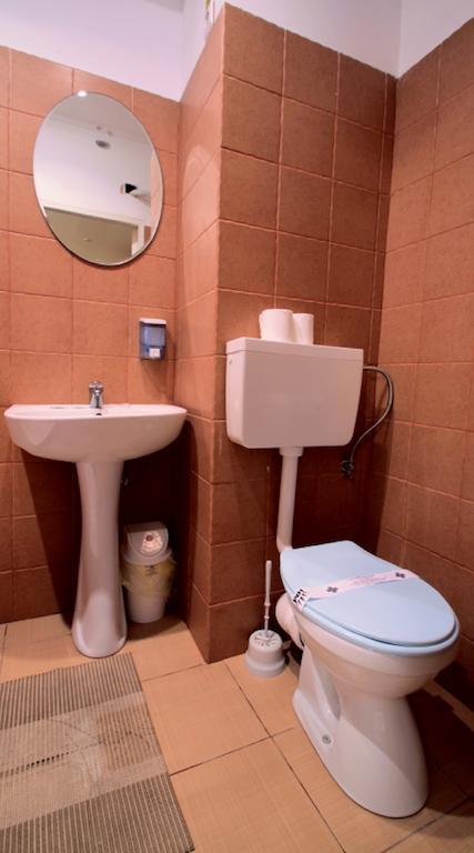 Hotel Mon Caprice Букурещ Стая снимка