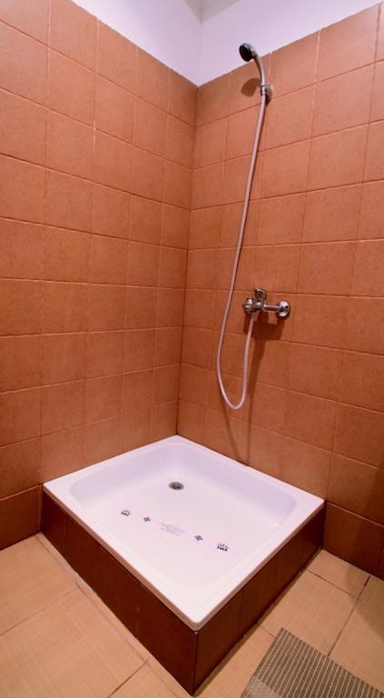 Hotel Mon Caprice Букурещ Екстериор снимка