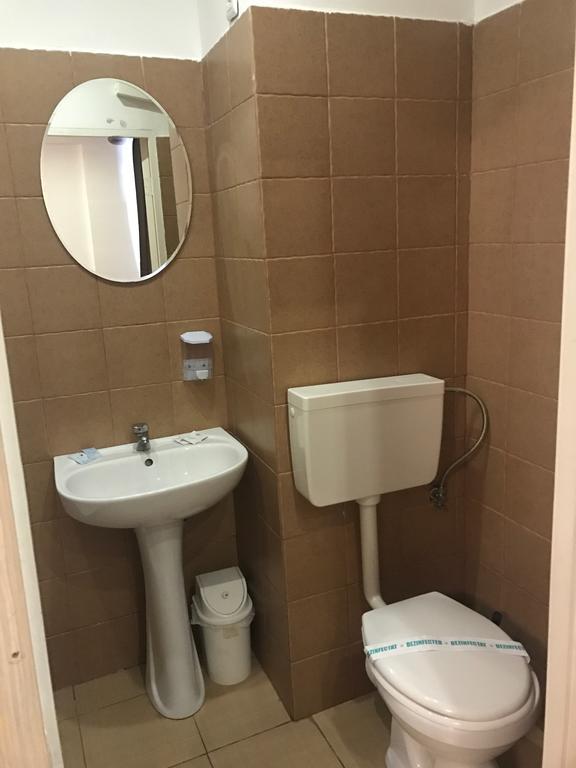 Hotel Mon Caprice Букурещ Екстериор снимка
