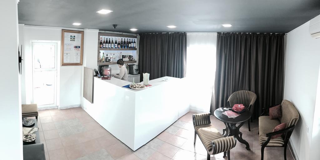 Hotel Mon Caprice Букурещ Екстериор снимка