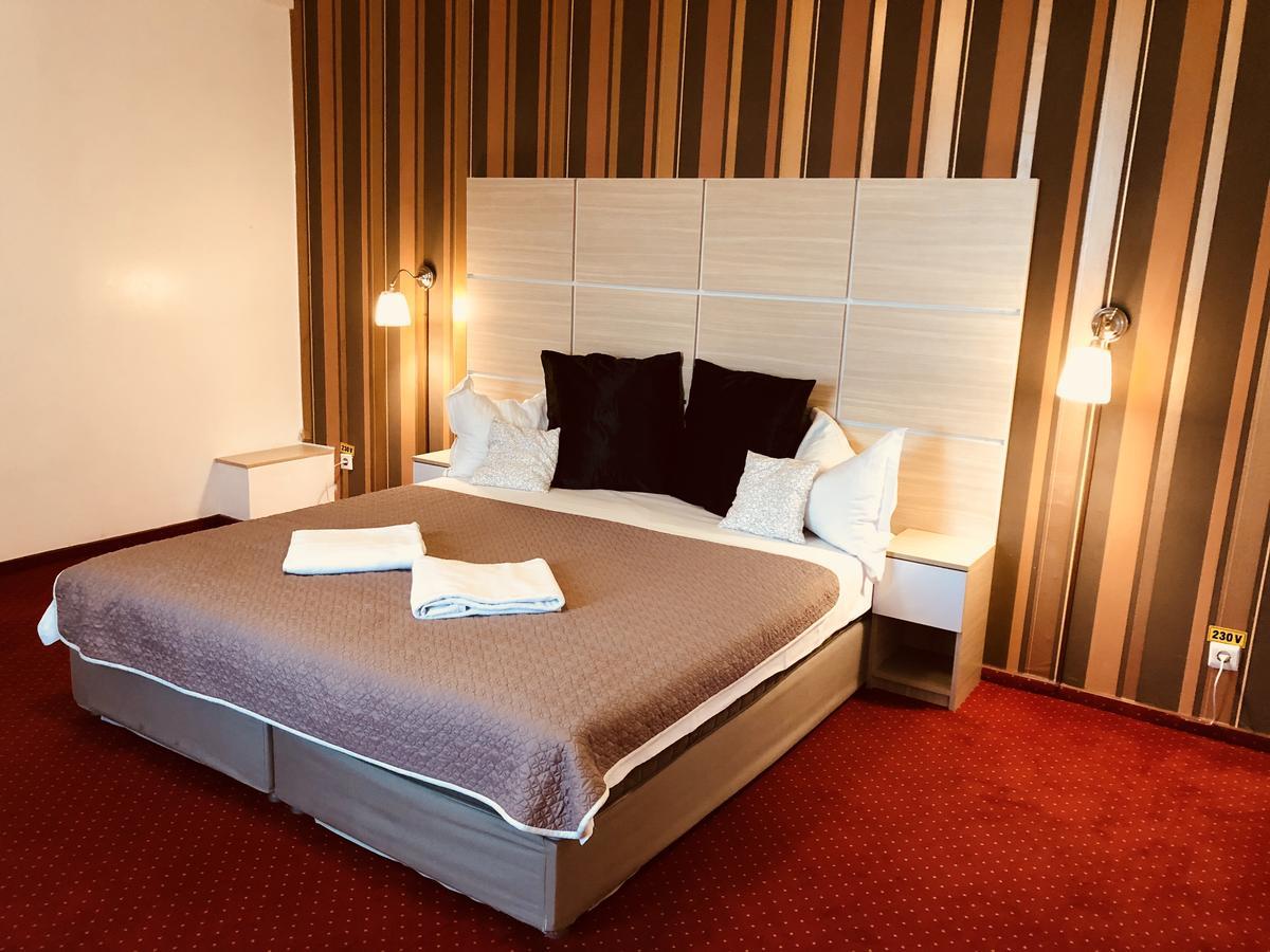 Hotel Mon Caprice Букурещ Екстериор снимка