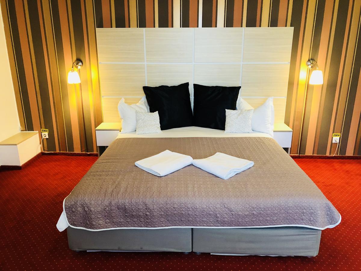 Hotel Mon Caprice Букурещ Екстериор снимка