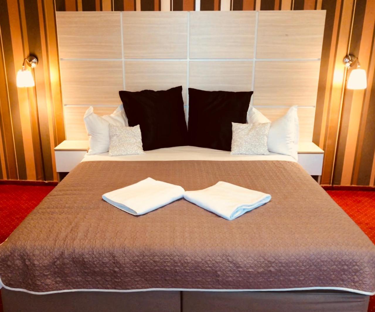 Hotel Mon Caprice Букурещ Екстериор снимка