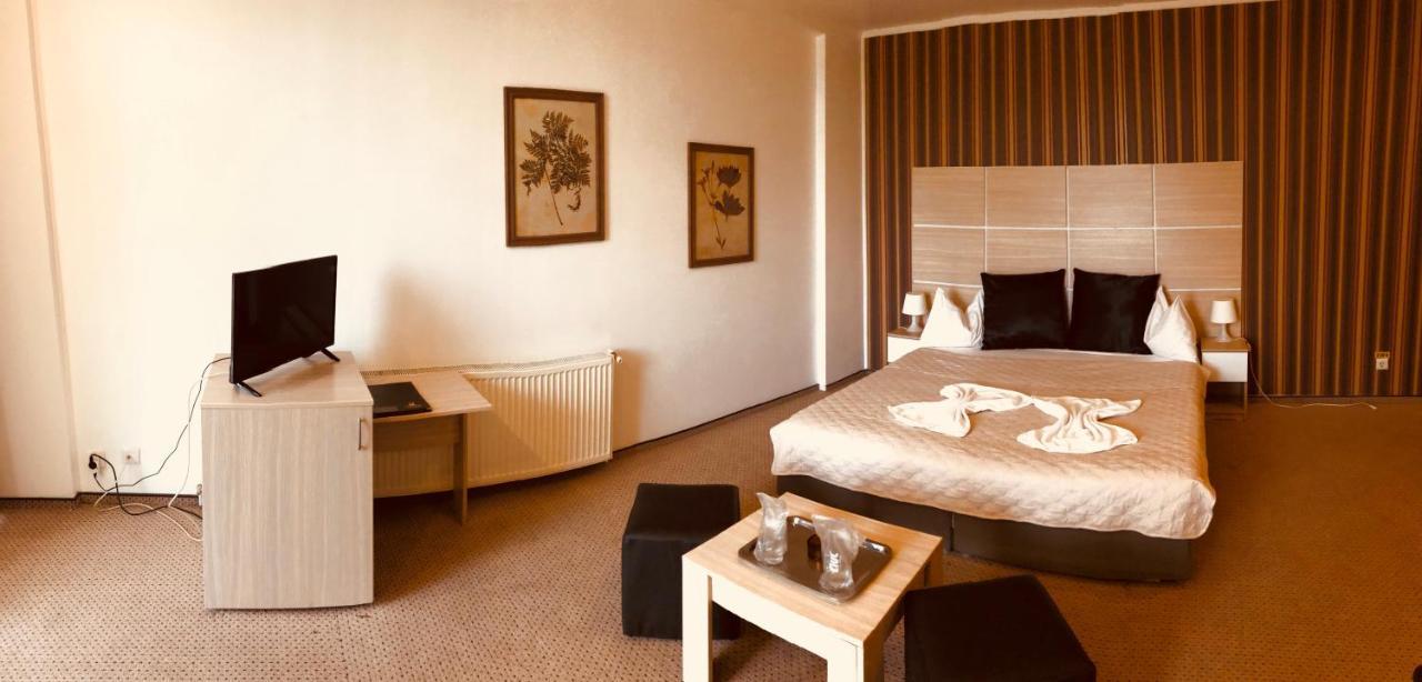 Hotel Mon Caprice Букурещ Екстериор снимка
