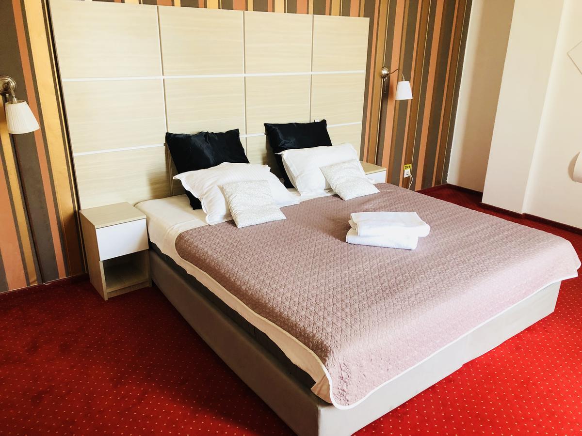Hotel Mon Caprice Букурещ Екстериор снимка